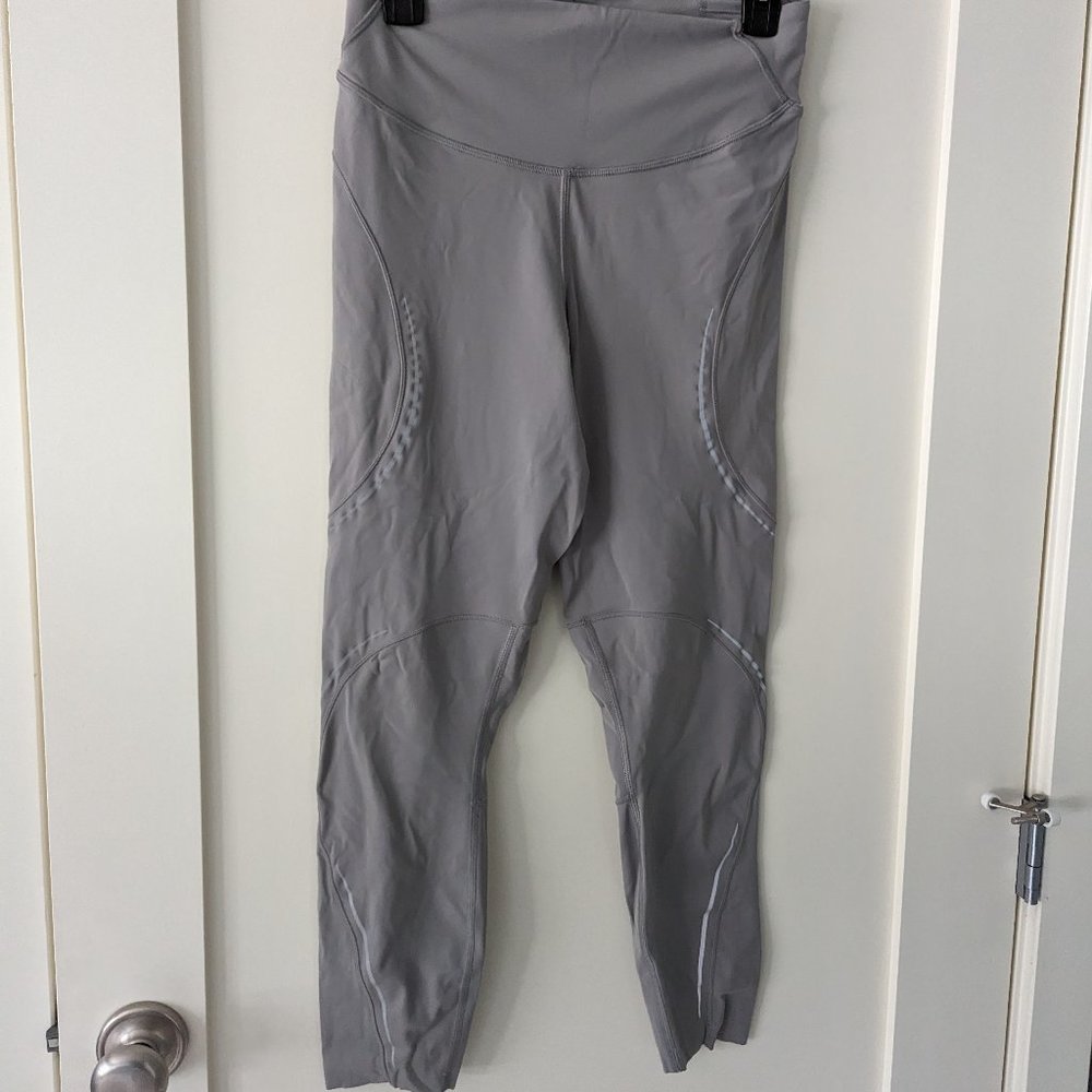 Lululemon Athletica silver/gray running crops